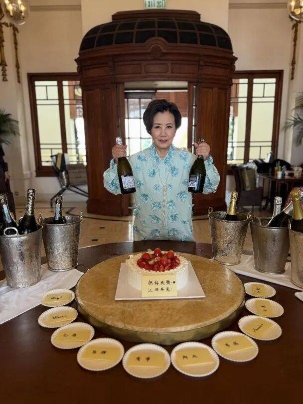 《风华背后》煞科红星打成一片 汪明荃开香槟庆祝