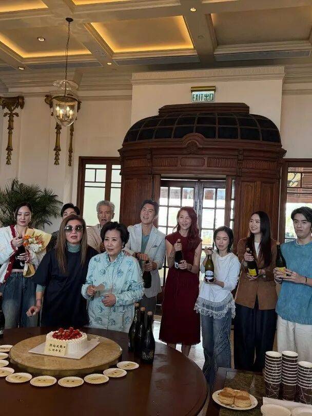 《风华背后》煞科红星打成一片 汪明荃开香槟庆祝