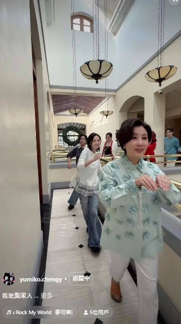 《风华背后》煞科红星打成一片 汪明荃开香槟庆祝