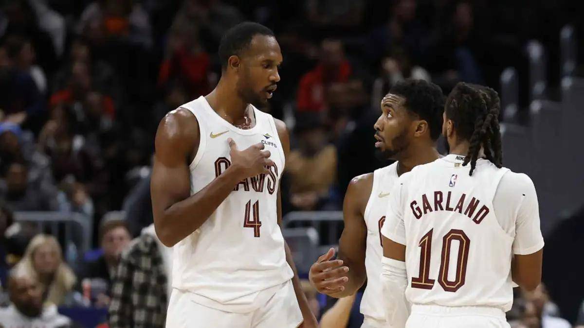 豪掷1.6亿奢侈税,11战8败主场被嘘!NBA最贵球队为何突然崩盘?